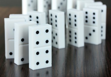 ahşap zemin üzerinde Domino
