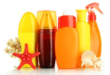 şişeleri üzerinde beyaz izole güneş kremi ile