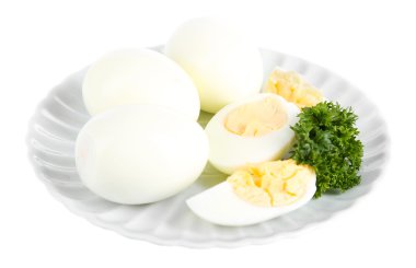 plaka üzerinde beyaz izole haşlanmış yumurta