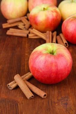 Tarçın rengi ahşap zemin ile olgun elma ile