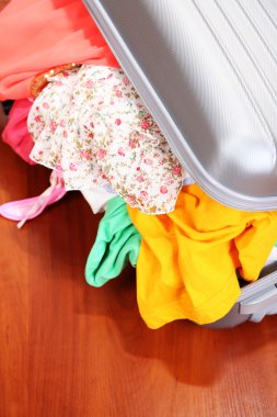 katta düzgünce katlanmış hiçbir şey ile bavul