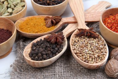 çeşitli baharatlar ve otlar tablo üzerinde kapat