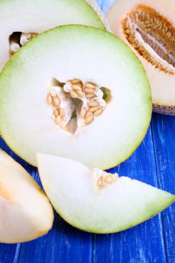 ahşap masa yakın çekim üzerinde olgunlaşmış kavun