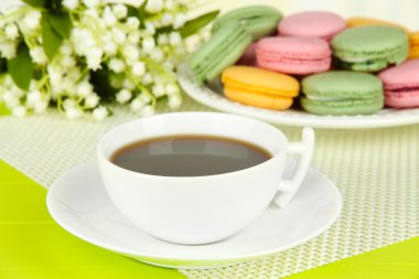 kahve ve tablo yakın çekim üzerinde macaroons