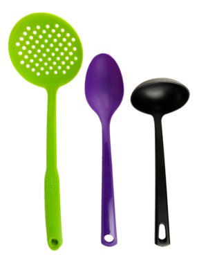 Plastik mutfak eşyaları üzerinde beyaz izole