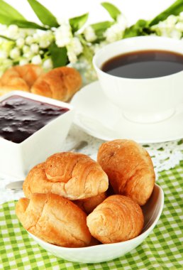 lezzetli croissants ve kahve yakın çekim fincan