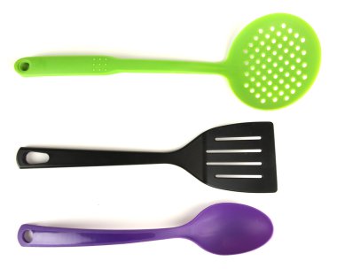 Plastik mutfak eşyaları üzerinde beyaz izole