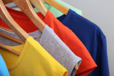 Daire askı üzerinde açık renkli giysiler