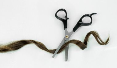 parlak kahverengi curl ile üzerine beyaz izole makas