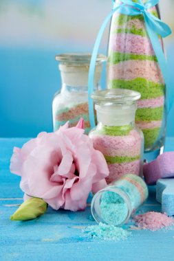 mavi zemin üzerine cam şişelerde aromalı tuzları