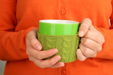 ahşap masa üzerine örme şeylerle bardak yakın çekim