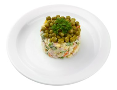 Geleneksel Rus salatası Olivier, beyaz üzerine izole edilmiş.