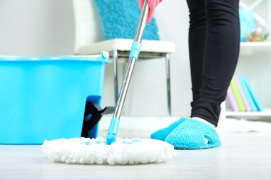 eve yakın çekim katında mopping