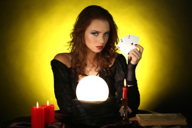 Halloween boszorkány sötét sárga háttér