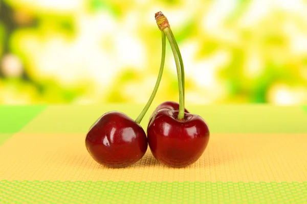 Bayas de cereza en la mesa sobre fondo brillante — Foto de Stock