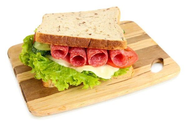 Sanduíche saboroso com salsicha de salame e legumes na tábua de corte, isolado em branco — Fotografia de Stock