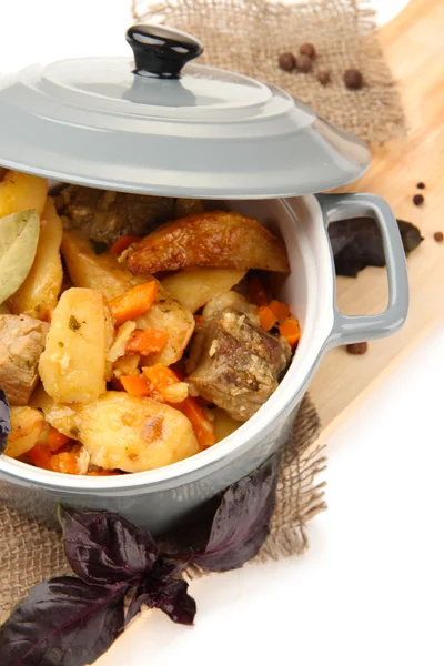 Sauté de bœuf fait maison avec des légumes dans une casserole de couleur, sur une planche de bois, isolé sur blanc — Photo