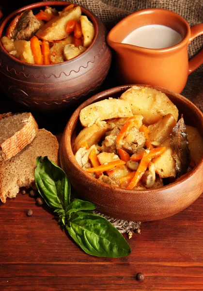 Homemade beef stir fry with vegetables in pots on wooden background — Stock Photo, Image