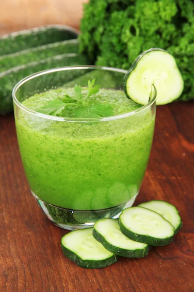 Green vegetable juice on table close-up — Stock Photo, Image