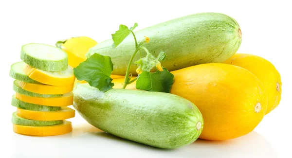 Gesneden en hele rauwe courgette, geïsoleerd op wit — Stockfoto