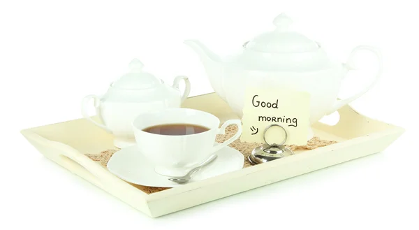 Tasse de thé avec des gâteaux sur plateau en bois isolé sur blanc — Photo