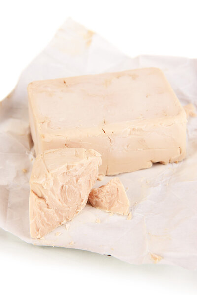 Дрожжи кубики изолированы на белом
