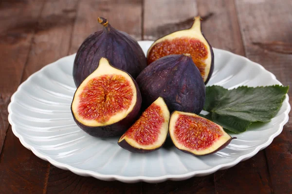 Ripe figs on plate wooden table close-up — Stock Photo, Image