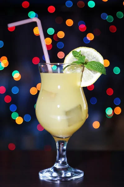 Chutný koktejl na světlé pozadí — Stock fotografie