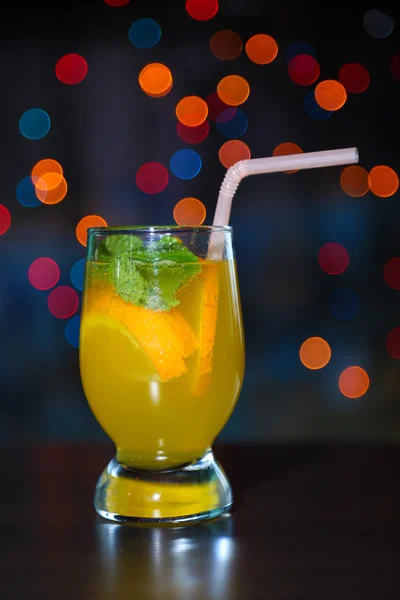 Smakfull cocktail på lys bakgrunn – stockfoto