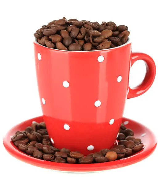 Grãos de café em xícara isolada em branco — Fotografia de Stock
