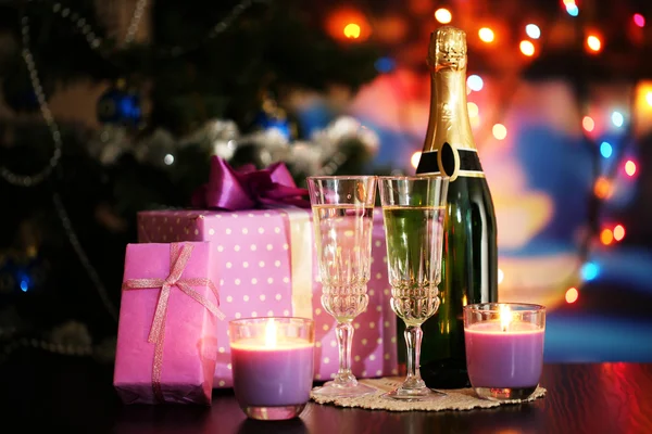 Lunettes de champagne et cadeaux sur fond lumineux — Photo