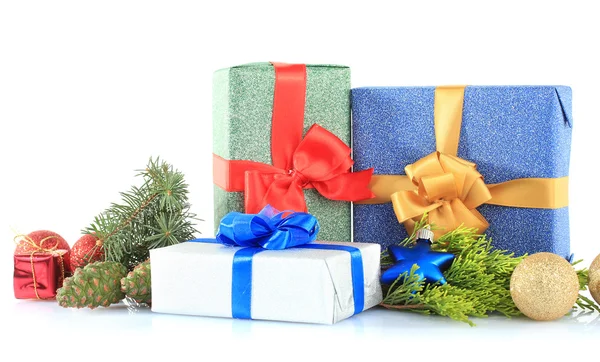 Schöne helle Geschenke und Weihnachtsdekoration, isoliert auf weiß — Stockfoto