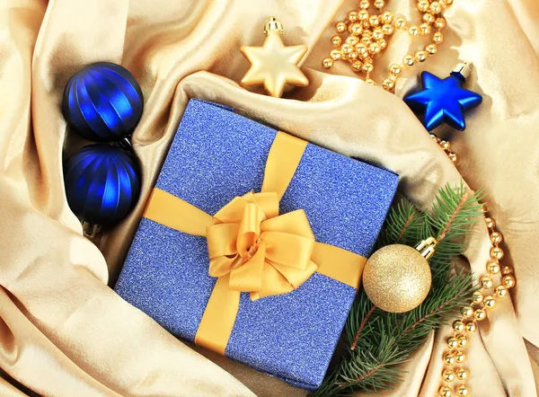 美しい明るいギフト、クリスマスの装飾、絹の布の上 — ストック写真