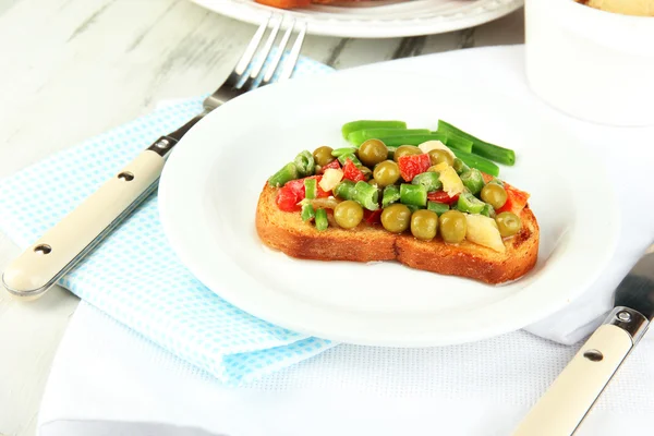 Sanduíche com legumes e verduras na placa na mesa de madeira close-up — Fotografia de Stock