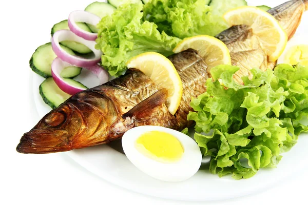 Poisson fumé sur assiette isolé sur fond blanc — Photo