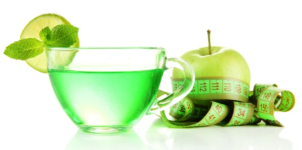 Taza transparente de té verde y manzana aislada en blanco — Foto de Stock