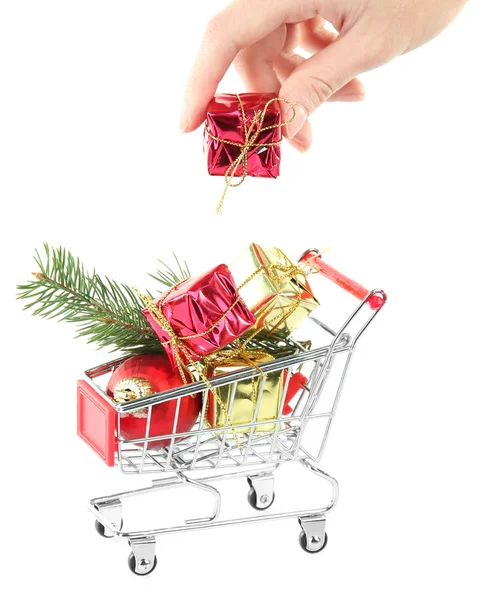 Hand und Weihnachtsgeschenke im Einkaufswagen, isoliert auf weiß — Stockfoto