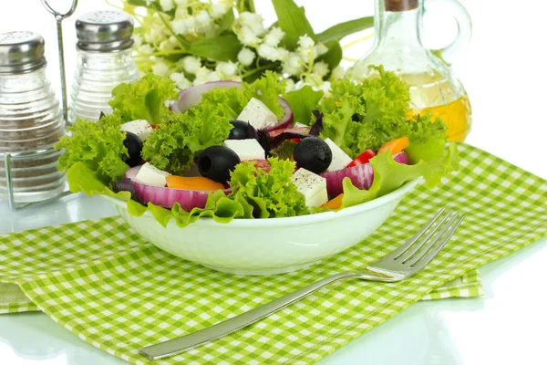 Salada grega na placa na mesa no fundo branco — Fotografia de Stock