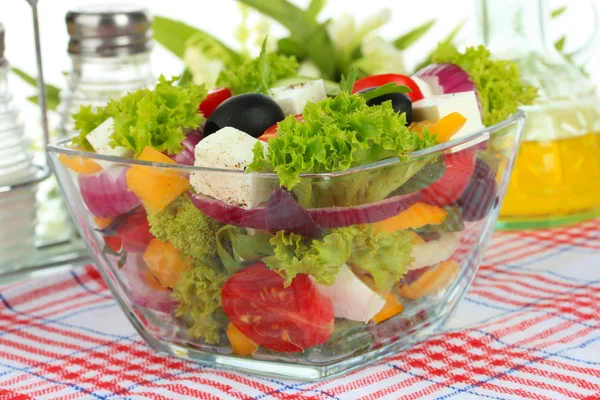 Salade grecque sur assiette close-up — Photo