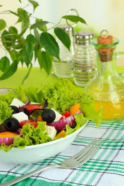 Ensalada griega en plato sobre mesa sobre fondo claro — Foto de Stock