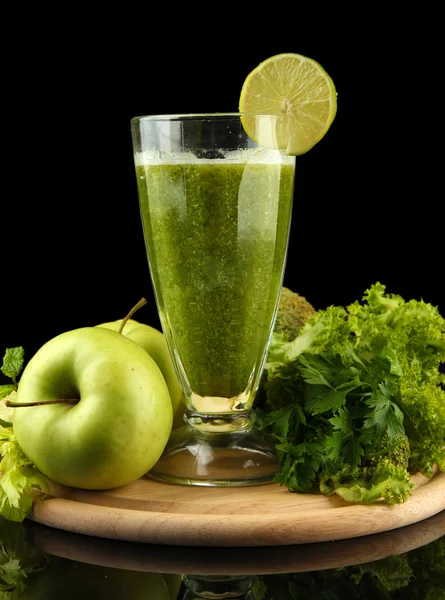 Стакан зеленого овощного сока и овощей изолированы на черном — стоковое фото