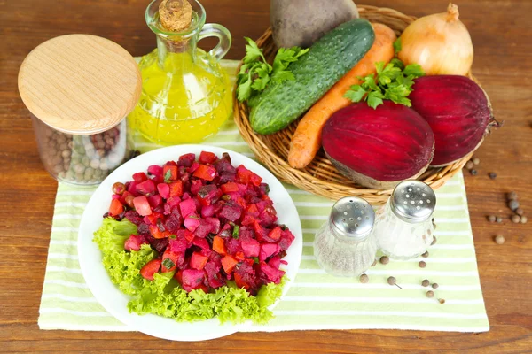 Insalata di barbabietola su piatto su tovagliolo su tavolo di legno — Foto Stock