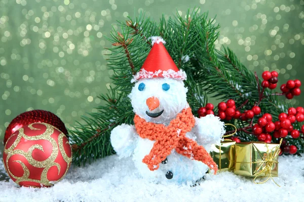 Hermoso muñeco de nieve y decoración de Navidad, sobre fondo brillante — Foto de Stock
