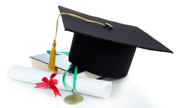 Medalha de realização em educação com chapéu e diploma isolado em branco — Fotografia de Stock