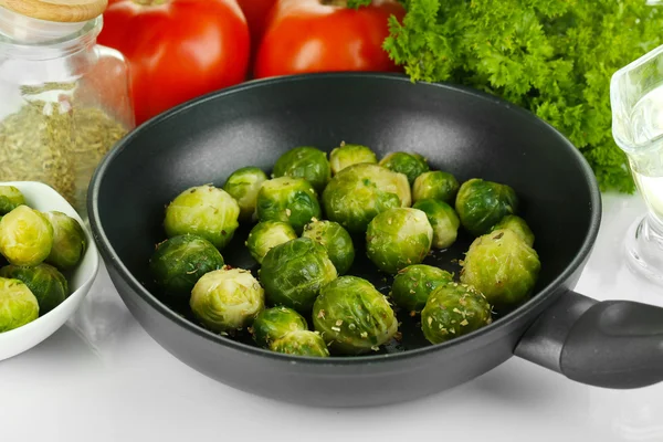 Brotes de Bruselas frescos en sartén con verduras y especias aisladas sobre blanco —  Fotos de Stock