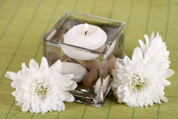 Vaso decorativo com vela, água e pedras em mesa de madeira close-up — Fotografia de Stock