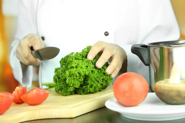 Mãos de cozinheiro salsa de corte — Fotografia de Stock