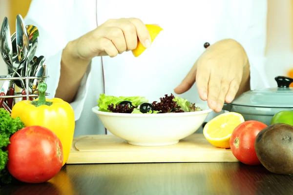 As mãos de cozinheiro preparam a salada — Fotografia de Stock