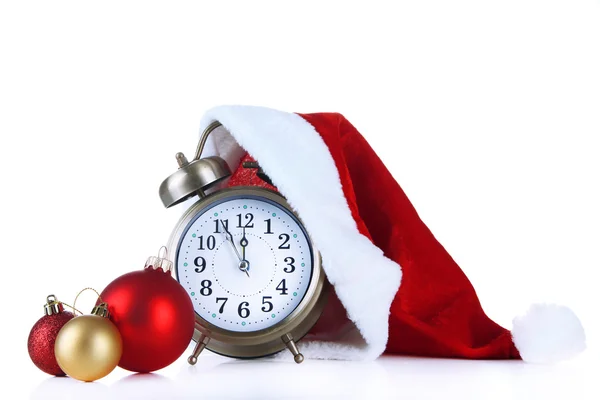 Relógio despertador com chapéu de Papai Noel e decorações de Natal isolado em branco — Fotografia de Stock