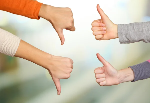 Menschliche Hände auf hellem Hintergrund — Stockfoto